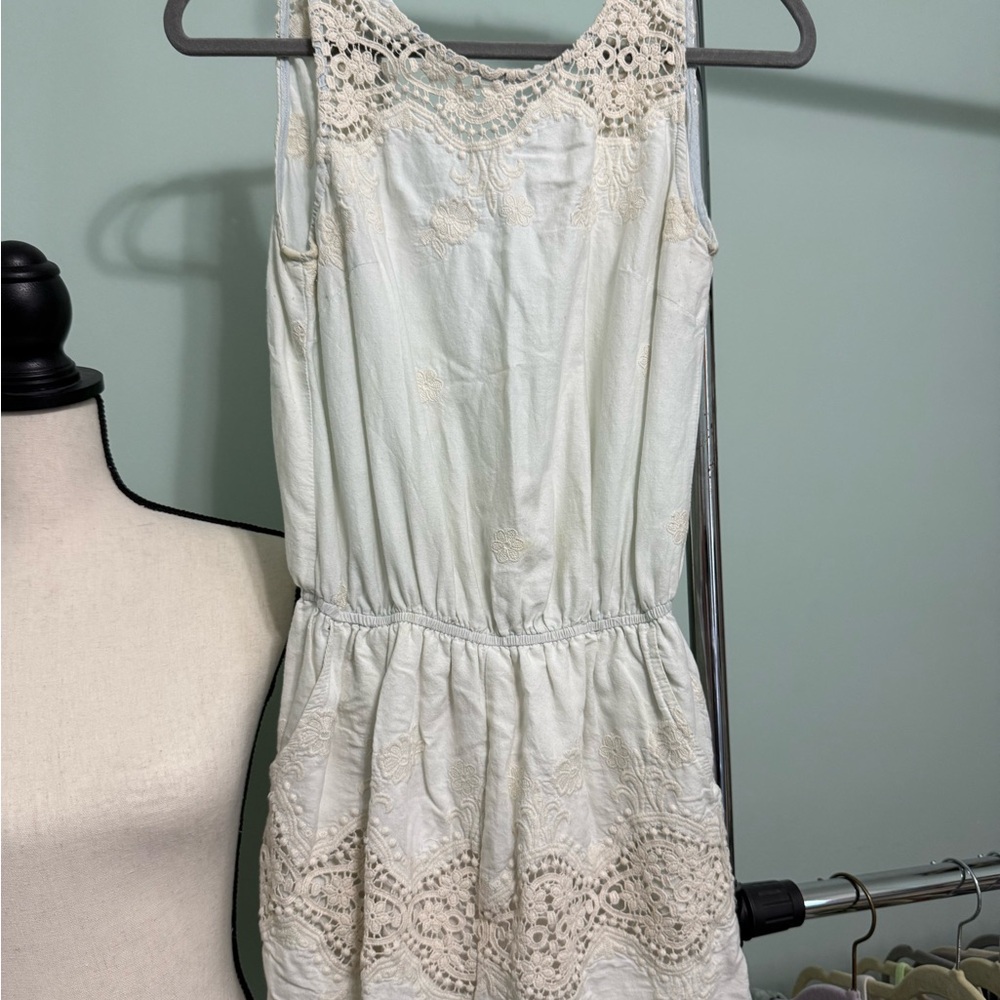Sleeveless Lace Dress in Cream